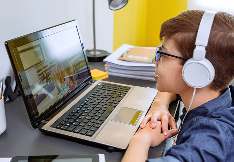 How Virtual Science Tuition Encourages Critical Thinking Skills