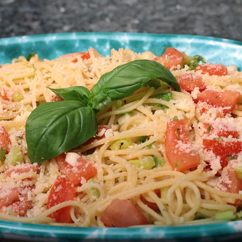 Spaghetti con pecorino e pomodoro